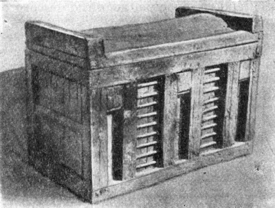 Саркофаг в форме жилого дома: деревянный из гробницы Раннего царства в Таркхане (Музей в Каире)