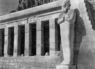 Дейр-эль-Бахри. Храм Хатшепсут. Фрагмент нижнего портика с осирической статуей