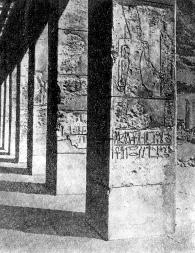 Дейр-эль-Бахри. Храм Хатшепсут. Фрагмент интерьера среднего портика