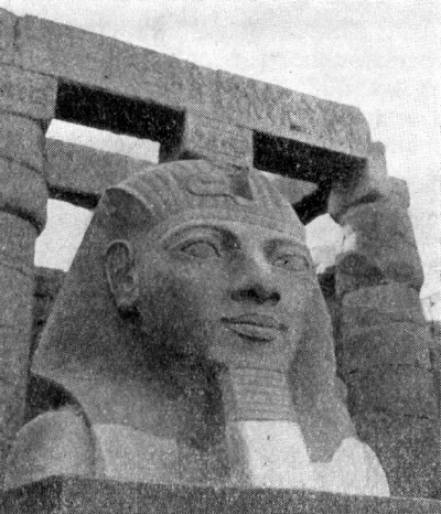 Луксор. Двор Рамсеса II. Голова статуи
