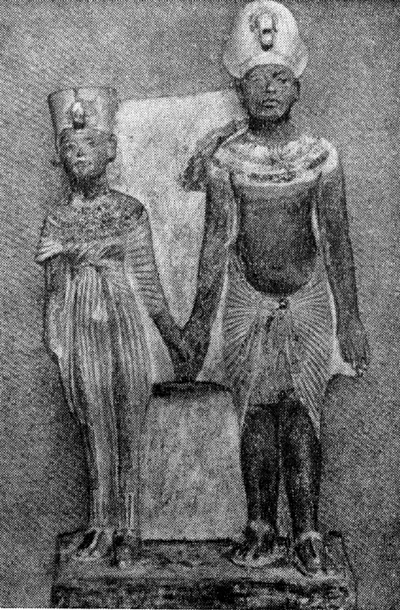 Статуи Эхнатона и Нефертити (Музей в Каире)