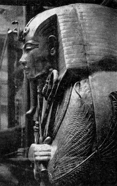 Деталь золотого саркофага из гробницы Тутанхамона (Музей в Каире)