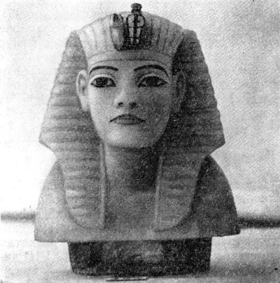 Голова Тутанхамона на крышке от канопы (Музей в Каире)