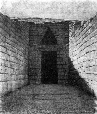 Микены. Гробница Атрея, XIV в. до н. э.: портал (современный вид)