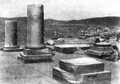 Пасаргады, 550-е годы до н. э. Дворец Кира. Сохранившиеся колонны