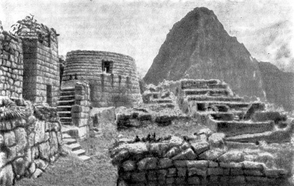 Мачу-Пикчу, около XIII в. Общий вид поселения с полукруглым храмом на переднем плане