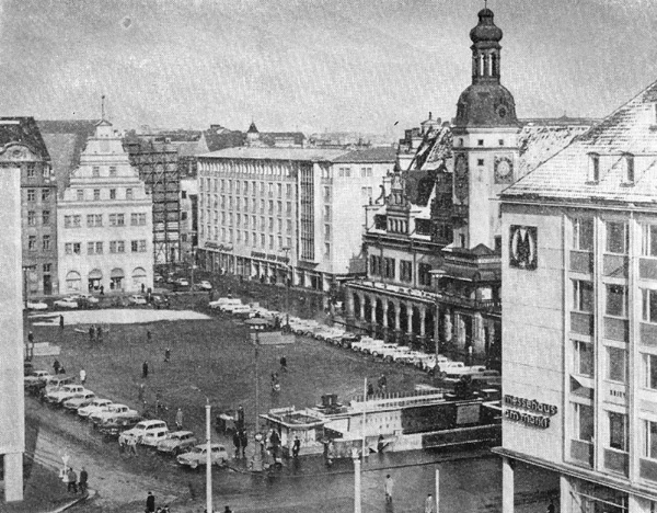 Лейпциг. Реконструированная площадь Старого Рынка с восстановленным зданием Ратуши и новыми административными сооружениями