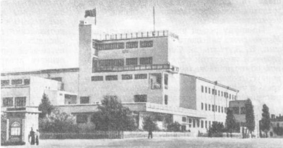 Дом правительства Калмыкии в Элисте. 1928—1932 гг. Архитекторы И. Голосов и Б. Мительман