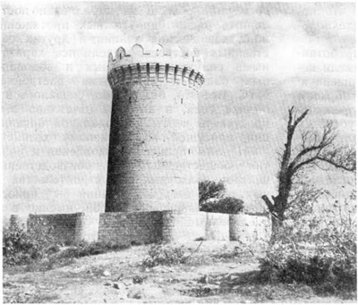 Башня-донжон феодального замка в окрестности Баку