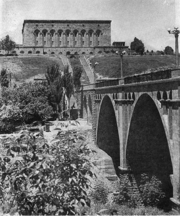Ереван. Коньячный завод (архит. О. Маркарян) и мост через р. Раздан