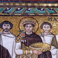 Император Юстиниан со свитой. Мозаика церкви Сан Витале в Равенне. Фрагмент. До 547 г.