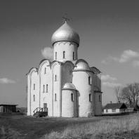 Церковь Спаса Нередицы близ Новгорода. Заложена в 1198 г. Вид с юго-востока