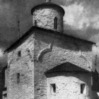 Церковь Успения на Волотовом поле близ Новгорода. 1352 г. Вид с юго-востока
