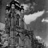 Собор св. Вита в Праге. Начат в 1344 г.; основное строительство во 2-й половине 14 в., западная часть собора - 2-я половина 19 - начало 20 в. Южный фасад
