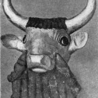 Голова быка с арфы из царской гробницы в Уре. Золото и лазурит. 26 в. до н. э. Филадельфия. Университет