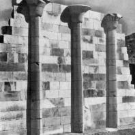 Стена заупокойного храма фараона Джосера в Саккара. III династия. Начало 3 тыс. до н. э.