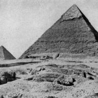 Пирамиды в Гизэ. Направо — пирамида Хафра, левее — пирамида Менкаура. IV династия. Первая половина 3 тыс. до н. э.