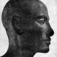 Голова мужской статуи из собрания Сальт. Известняк. IV династия. Первая половина 3 тыс. до н. э. Патиж. Лувр