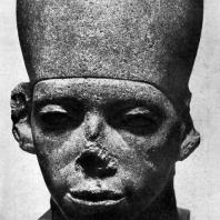 Голова статуи фараона Аменемхета III. Черный базальт. XII династия. 19 в. до н. э. Каир. Музей