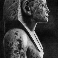 Статуя фараона Аменемхета III из Хавара. Фрагмент. Желтый известняк. XII династия. 19 в. до н. э. Каир. Музей
