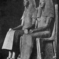 Семейная группа времени Аменхотепа III из Фив. Известняк. XVIII династия. Конец 15 в. до н. э. Лондон. Британский музей