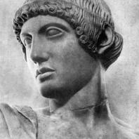 Аполлон с западного фронтона храма Зевса в Олимпии. Голова. Мрамор. 460—450 гг. до н. э. Олимпия. Музей