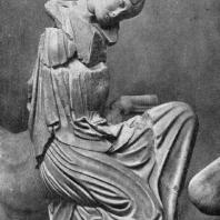 Женщина, схваченная кентавром за волосы, с западного фронтона храма Зевса в Олимпии. Мрамор. 460—450 гг. до н. э. Олимпия. Музей