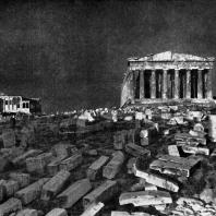 Площадь на Акрополе перед Парфеноном (направо) и Эрехтейоном (налево)
