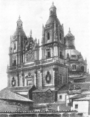 Архитектура Испании: Саламанка. Собор иезуитской коллехии (Ла Клересиа), начат в 1617 г., X. Гомес де Мора, достроен в конце XVII — начале XVIII в. братьями Чурригера. Фасад