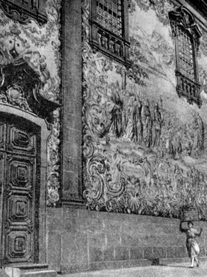 Архитектура Португалии: Порту. Церковь Кармелитов. Панно из изразцов на фасаде, XVIII в.