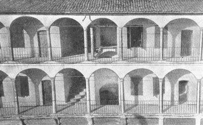 Архитектура Болгарии: Тырново. Постоялый двор Хаджи Николы, 1858 г., Н. Фичев. Дворовый фасад
