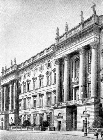 Архитектура Германии: Берлин. Королевский дворец, 1698—1706 гг., А. Шлютер: 3 — главный вход во дворец (второй портал и продолжение фасада — поздние)