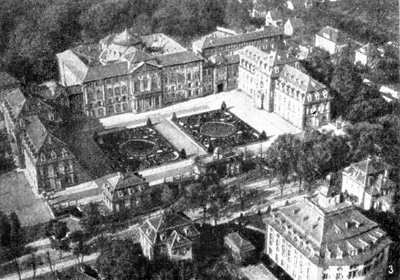 Архитектура Германии: Брухзаль. Дворец, дворцовая лестница, 1729—1732 гг., И. Б. Нейманн: 3 — ансамбль парадного двора