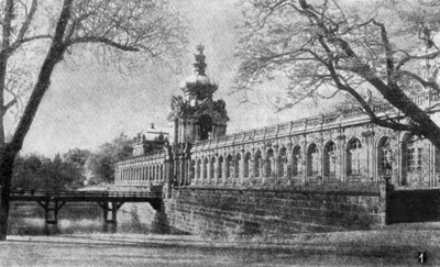 Архитектура Германии: Дрезден. Цвингер, 1711 — 1722 гг., М. Д. Пёппельманн: 1 — Кронентор и галерея со стороны канала