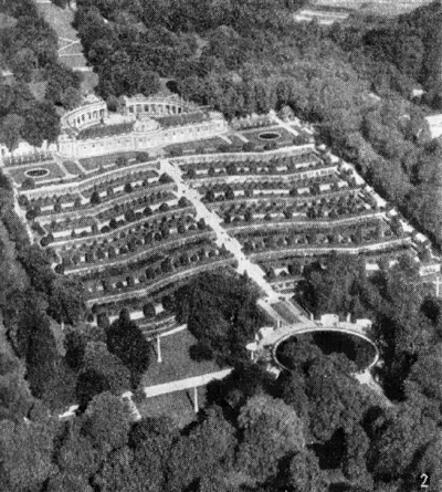 Архитектура Германии: Потсдам (парк). Дворец Сансуси, 1745—1747 гг., Г. В. фон Кнобельсдорф: 2 — дворец со стороны парка