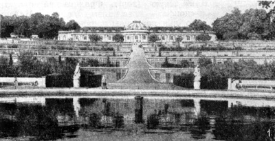 Архитектура Германии: Потсдам (парк). Дворец Сансуси, 1745—1747 гг., Г. В. фон Кнобельсдорф: 1 — панорама дворца с виноградниками