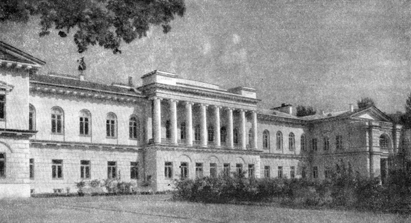 Архитектура Литвы: Вильнюс. Губернаторский дворец, 1792 г., Л. Стуока-Гуцявичюс; перестроен в 1820—1830 гг. В. П. Стасовым. Южный фасад