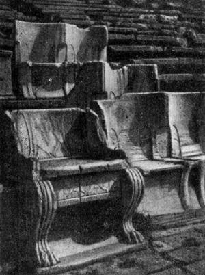 Архитектура Древней Греции. Афины. Театр Диониса, начат в конце V в. до н. э., закончен в 338—326 гг. до н.э., перестраивался в римскую эпоху. Почетные кресла
