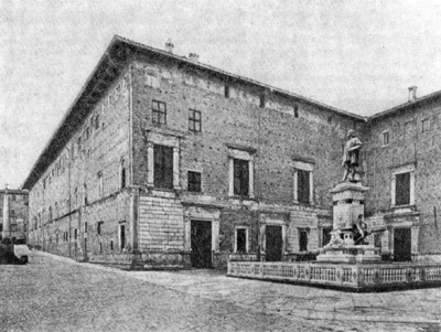 Архитектура эпохи Возрождения в Италии: Урбино. Палаццо Дукале. Северо-восточный угол здания (с окнами тронного зала)