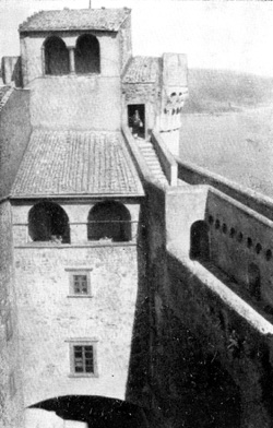 Архитектура эпохи Возрождения в Италии: Браччано. Замок Орсини. Стены