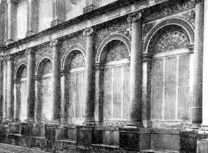 Архитектура эпохи Возрождения в Италии: Вилла папы Юлия III. Боковая стена первого двора (фрагмент)