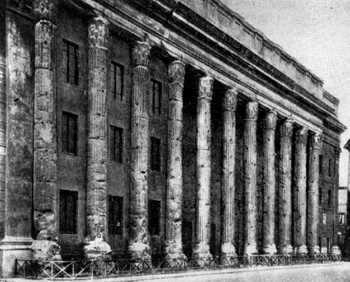 Архитектура Древнего Рима. Рим. Храм Адриана, около 149 г. Современный вид бокового фасада